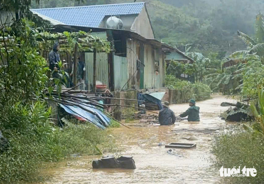 Cập nhật lũ sáng 28-10: Lũ sông Thu Bồn, Vu Gia xuống chậm, nhiều nơi vẫn còn ngập rất sâu - Ảnh 10.