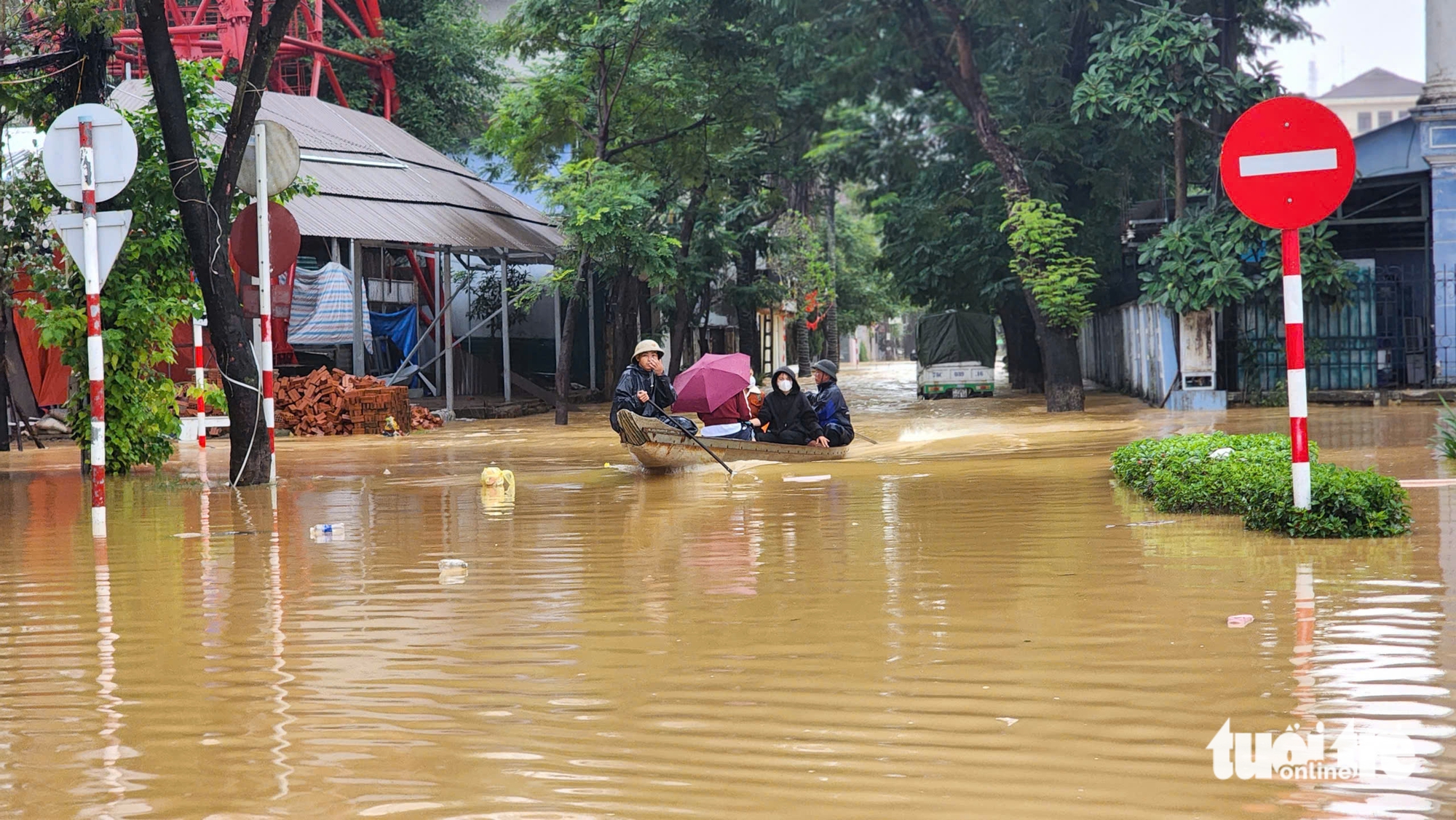 nước lũ - Ảnh 11.