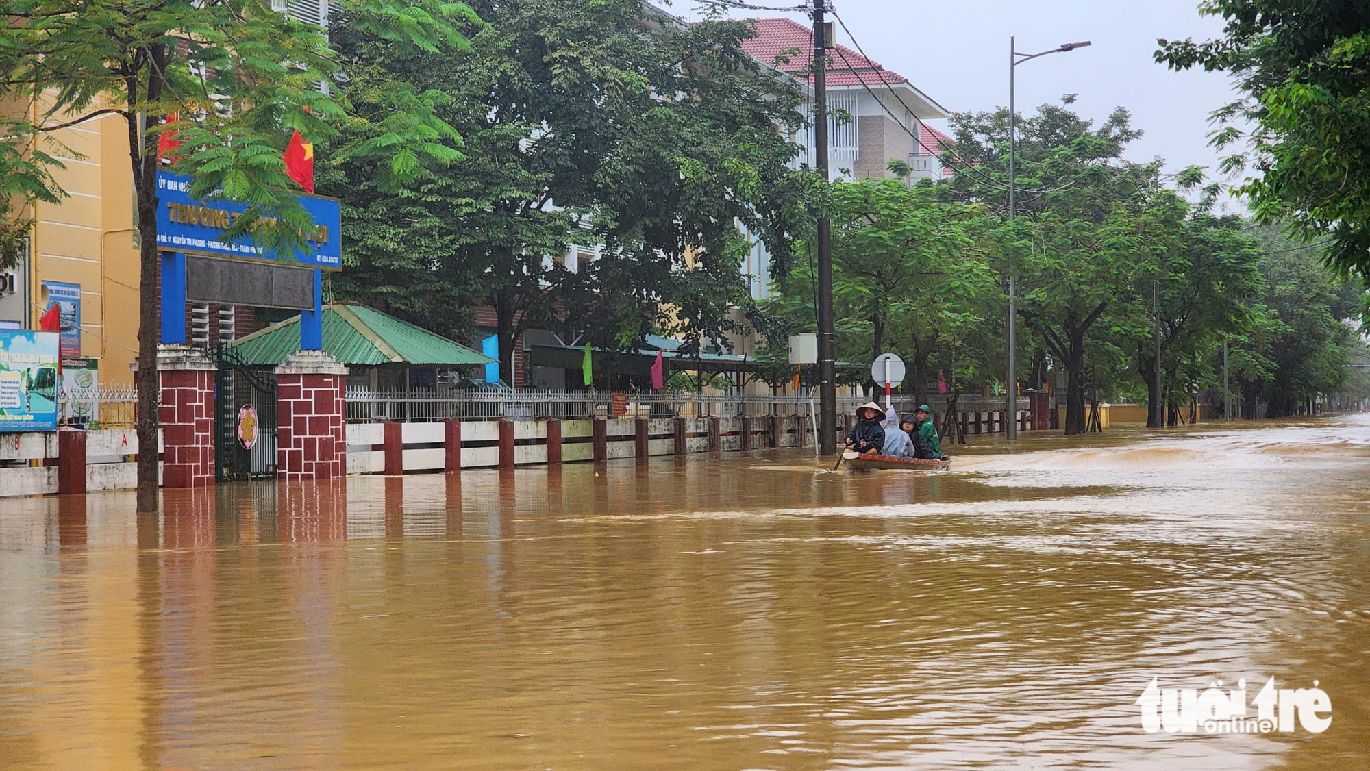 nước lũ - Ảnh 12.