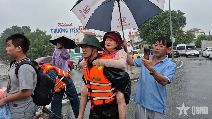 Bộ Quốc phòng: Điều động lực lượng, phương tiện cao nhất ứng phó mưa lũ tại Trung Bộ - Ảnh 1.