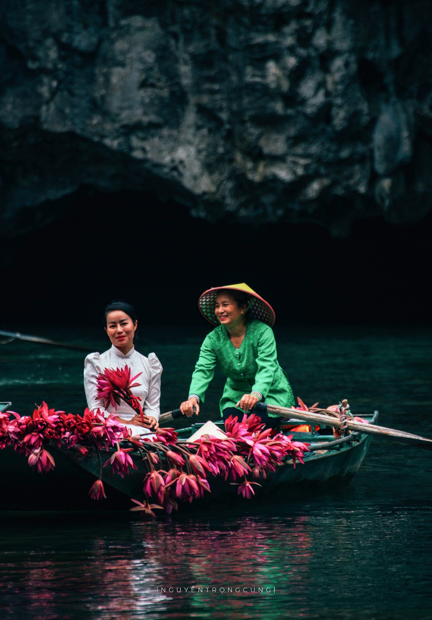 Water lilies paint Tam Coc in vibrant hues, stun visitors to Vietnam’s Ninh Binh- Ảnh 3. Water lilies paint Tam Coc in vibrant hues, stun visitors to Vietnam’s Ninh Binh- Ảnh 3.