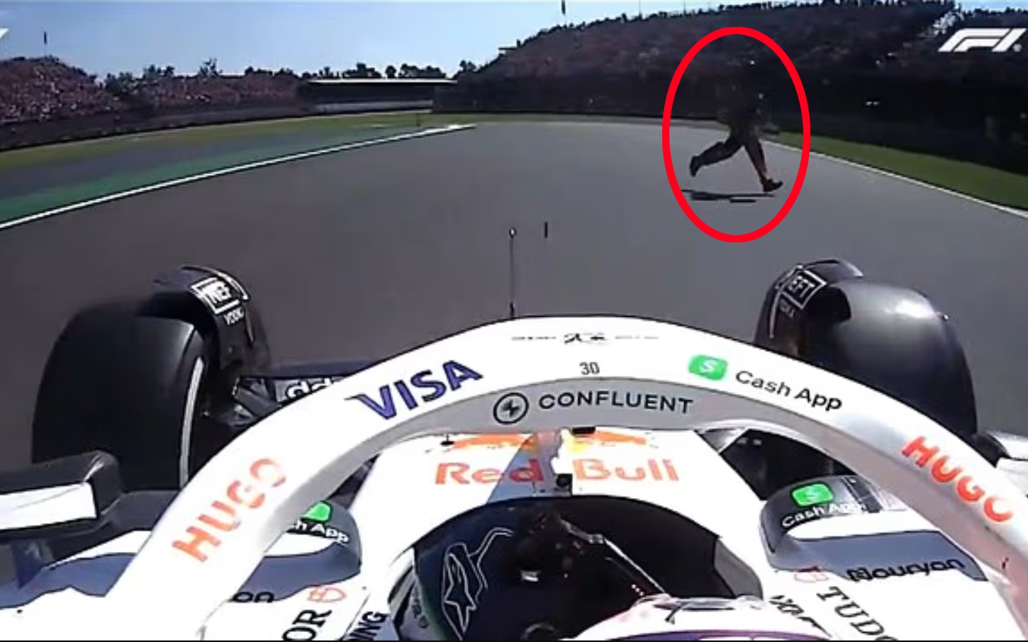 Tay đua F1 chẳng hề hấn sau tai nạn ở tốc độ 339 km/h - Ảnh 1.