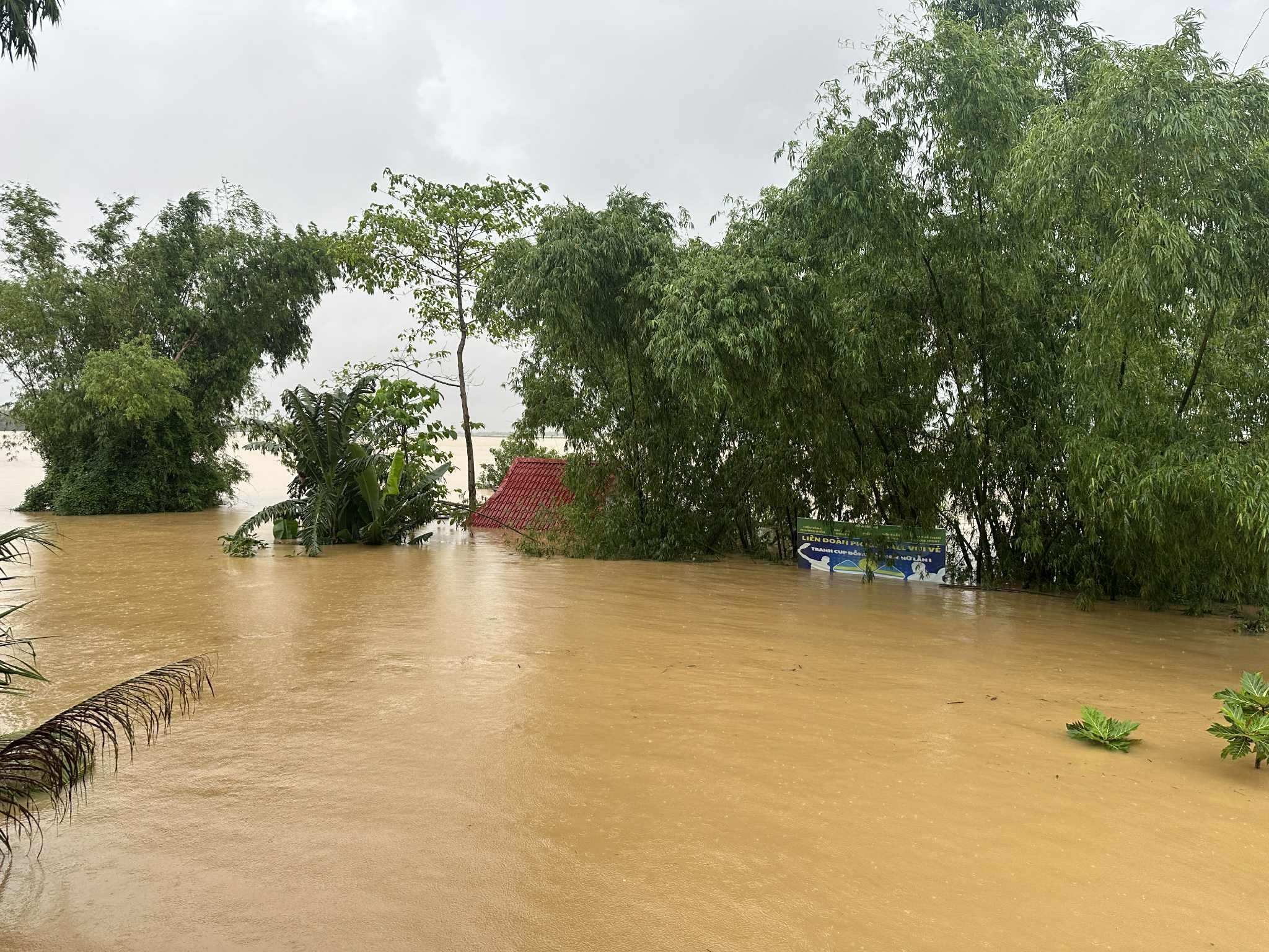 Ảnh trong bài viết: 'Rốn lũ' ven sông Vu Gia ngập sâu, di dời dân trong đêm 'Rốn lũ' ven sông Vu Gia ngập sâu, di dời dân trong đêm - Ảnh 4.