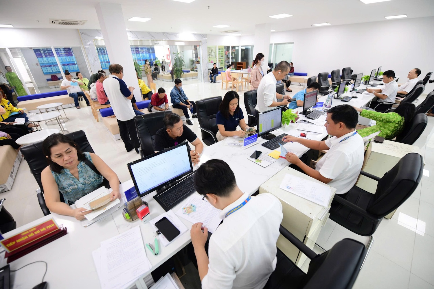 Bộ Nội vụ đề xuất tiêu chuẩn mới của vụ trưởng, cục trưởng, giám đốc sở, chánh thanh tra - Ảnh 1.