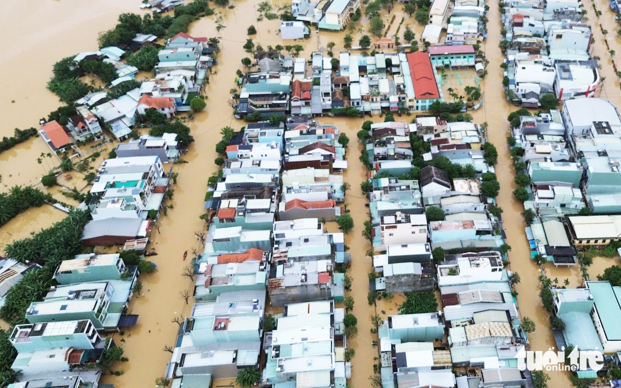 Flycam toàn cảnh 'rốn lũ' Đại Lộc ven sông Vu Gia chìm trong biển nước - Ảnh 14.