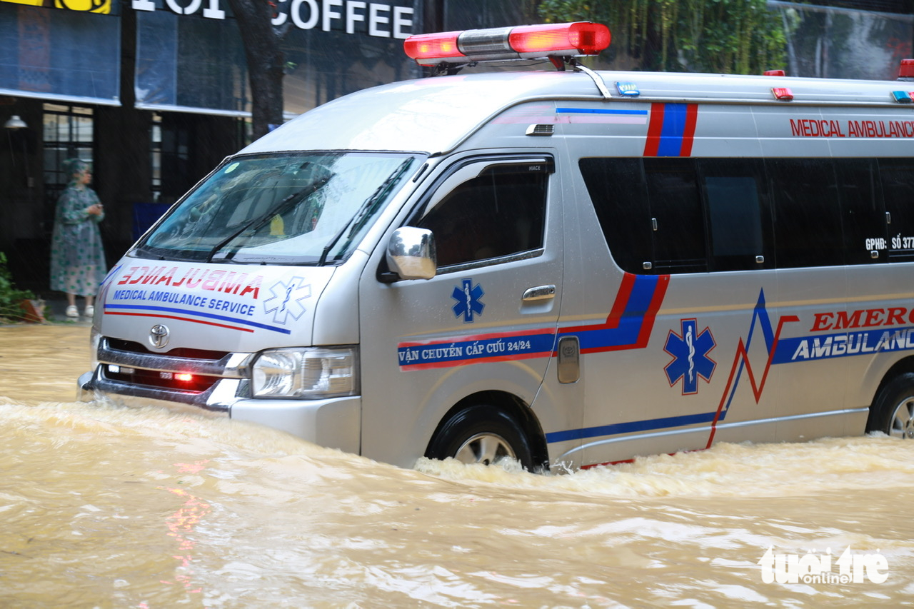 Bệnh viện Trung ương Huế bị cô lập, xe công vụ vượt lũ chở lương thực tiếp ứng - Ảnh 6.