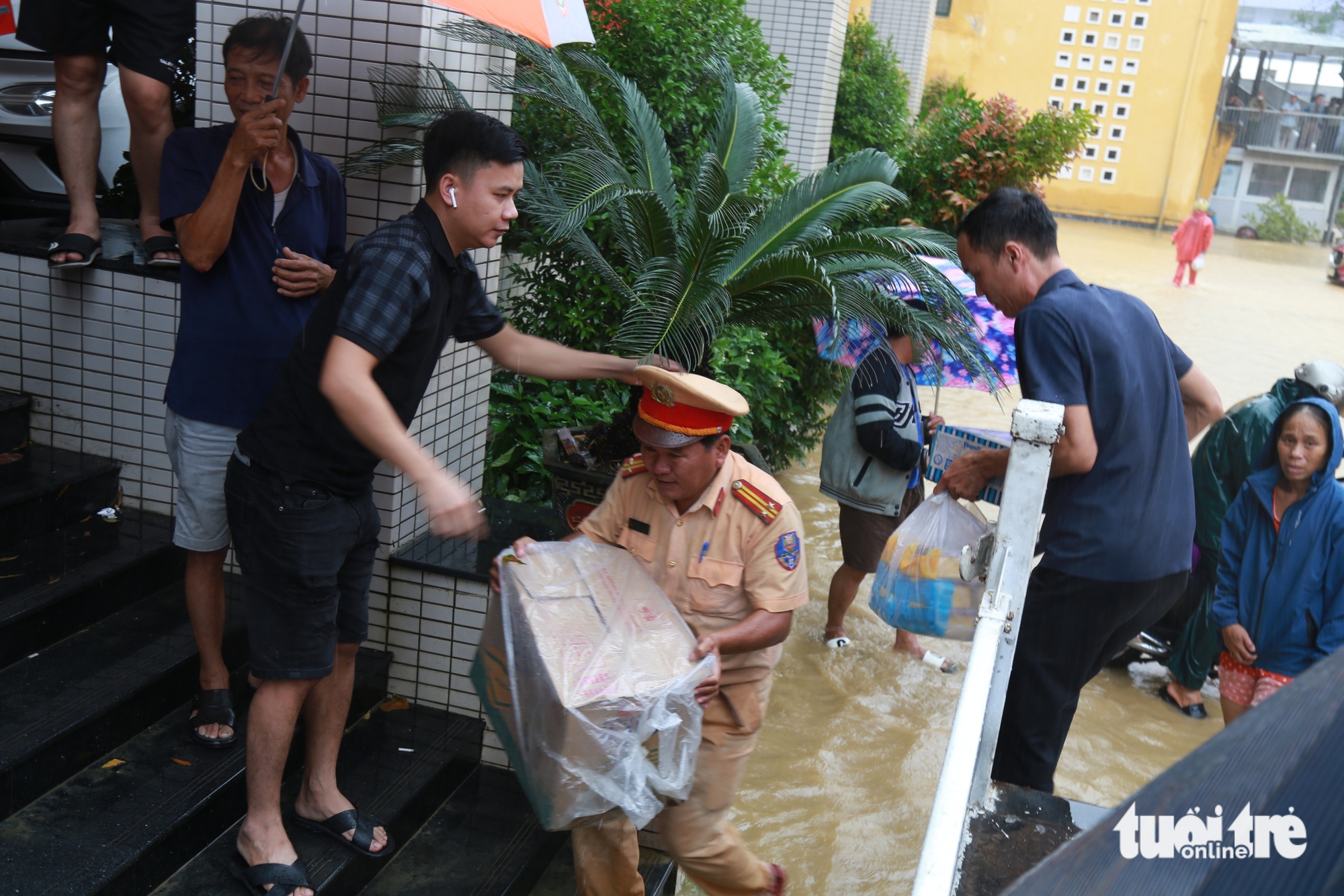 Bệnh viện Trung ương Huế bị cô lập, xe công vụ vượt lũ chở lương thực tiếp ứng - Ảnh 8.