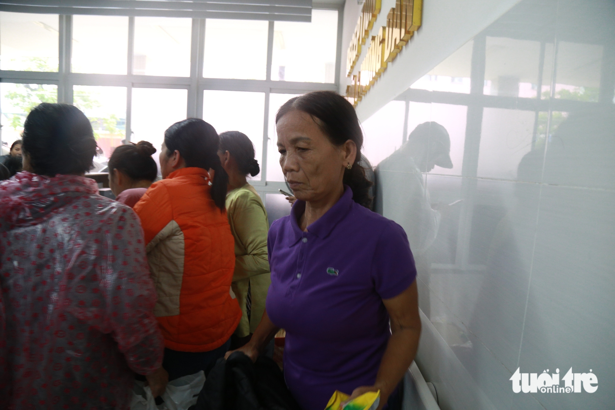 Bệnh viện Trung ương Huế bị cô lập, xe công vụ vượt lũ chở lương thực tiếp ứng - Ảnh 10.