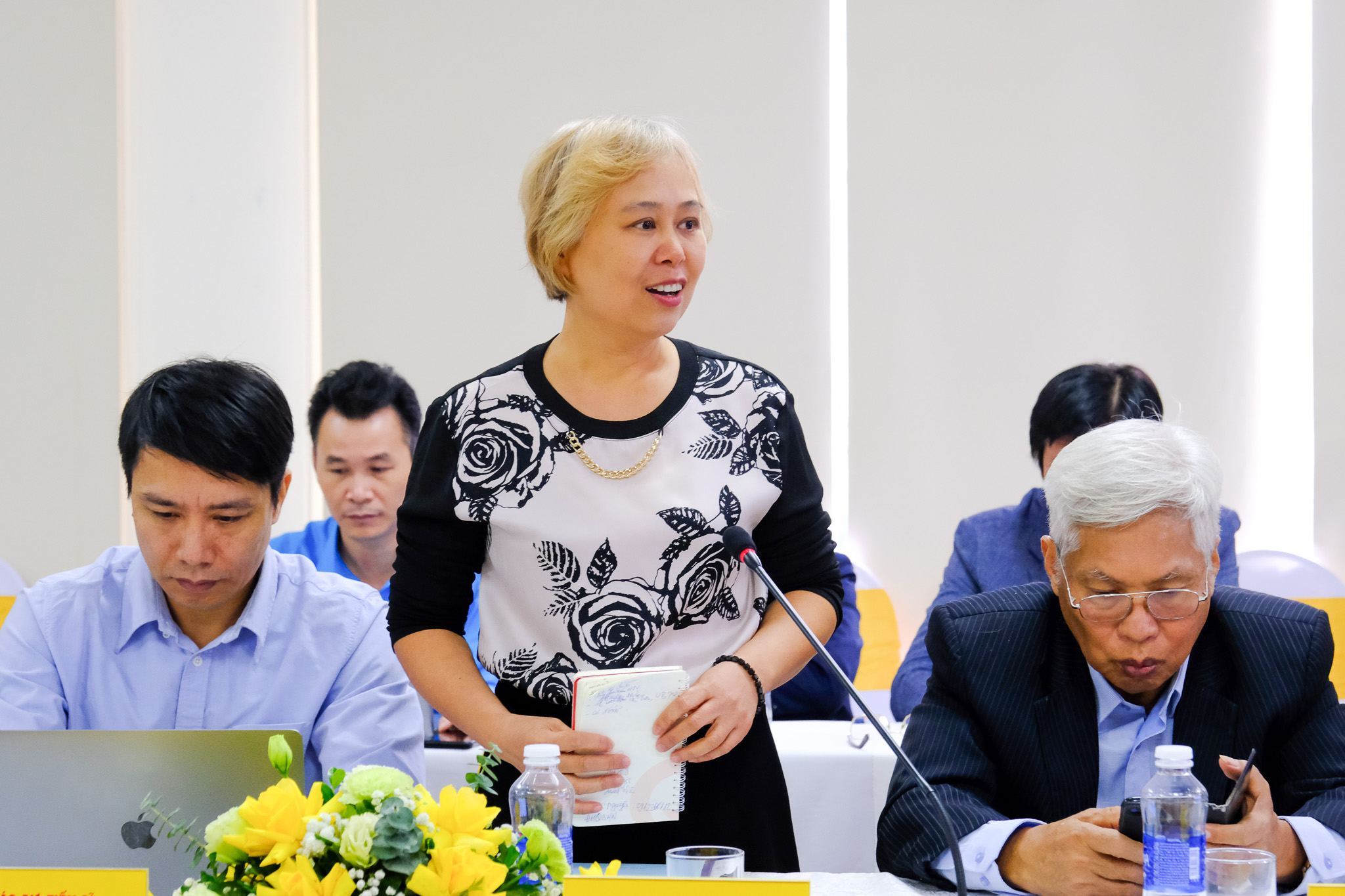 Góp ý văn kiện Đại hội Đảng XIV: Đến lúc hướng tới tiền lương đủ sống - Ảnh 1. Góp ý văn kiện Đại hội Đảng XIV: Hướng tới tiền lương tối thiểu đủ sống - Ảnh 1.