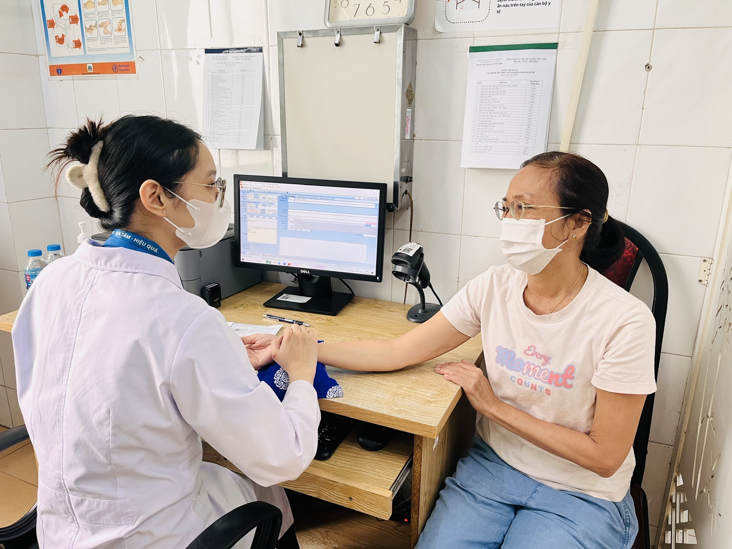 Bệnh viện đã ngưng hợp đồng bảo hiểm y tế từ lâu, sao vẫn còn người đăng ký khám ban đầu? - Ảnh 1.