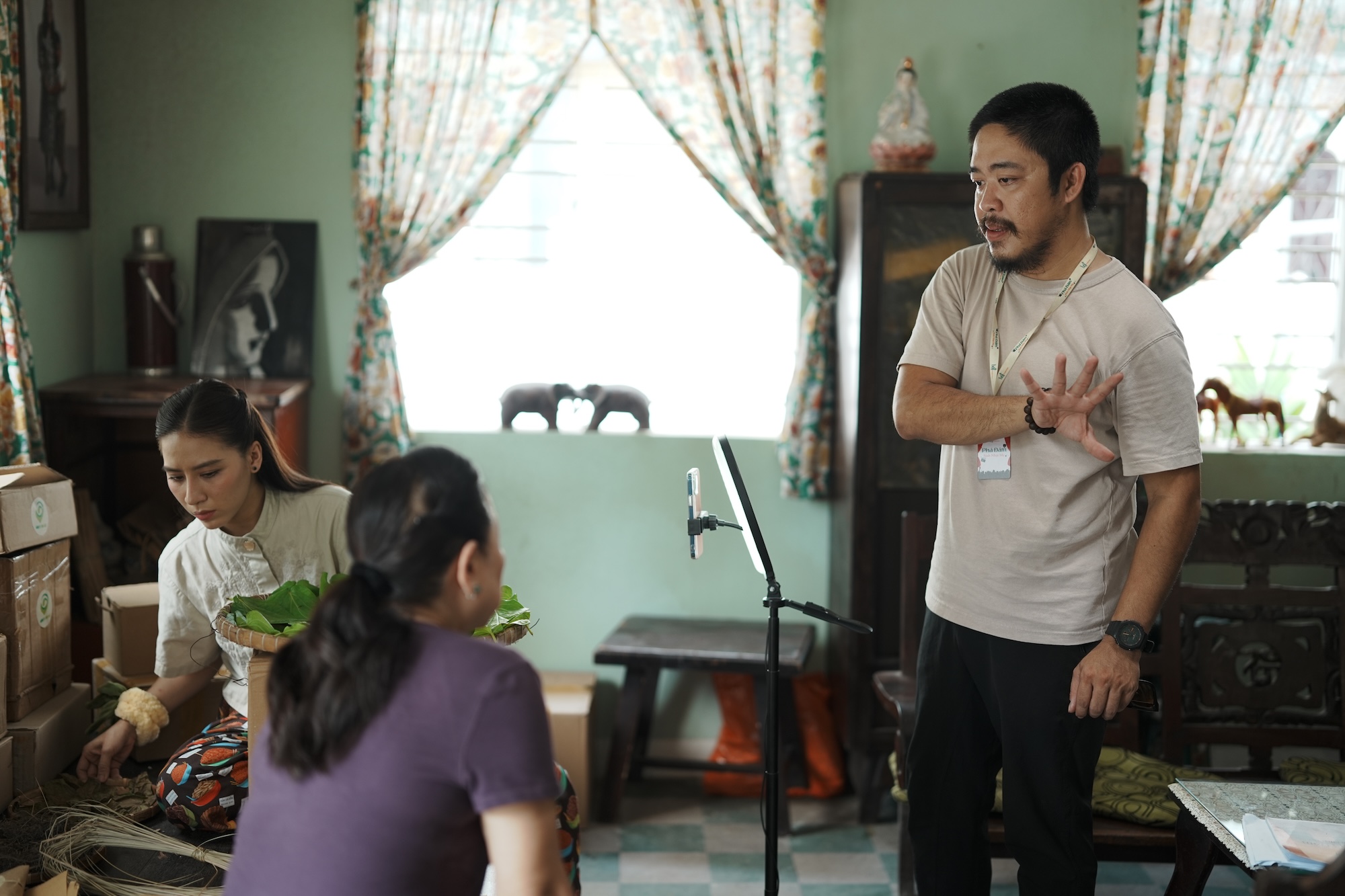 'Phá đám: Sinh nhật mẹ' của Ái Như lấy cảm hứng từ kịch 'Bông hồng cài áo' - Ảnh 4. Ái Như - Ảnh 4.