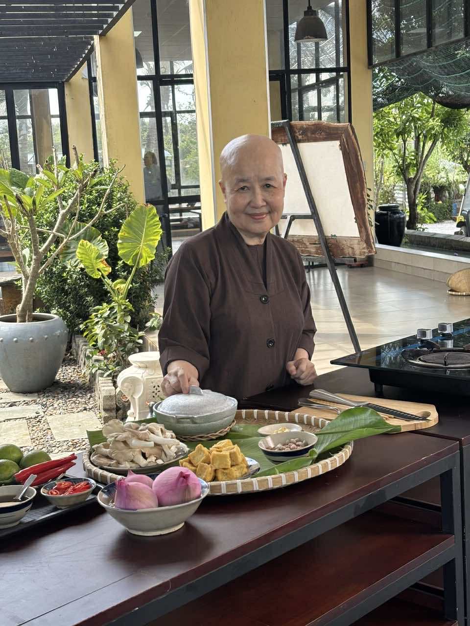 Nghệ nhân ẩm thực Nguyễn Dzoãn Cẩm Vân bị mạo danh để bán nồi - Ảnh 2. Nguyễn Dzoãn Cẩm Vân - Ảnh 2.