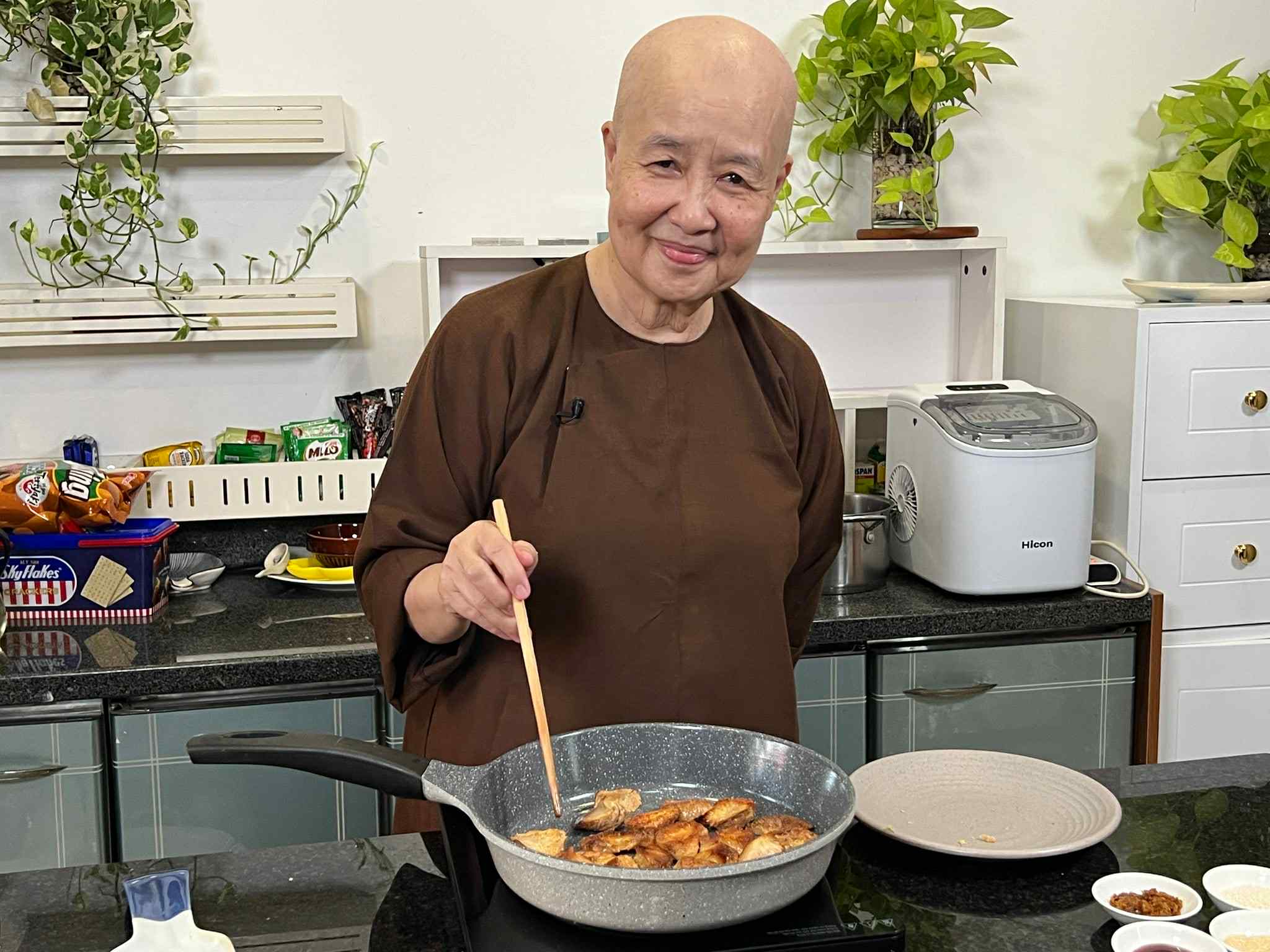 Nghệ nhân ẩm thực Nguyễn Dzoãn Cẩm Vân bị mạo danh để bán nồi - Ảnh 1. Nguyễn Dzoãn Cẩm Vân - Ảnh 1.