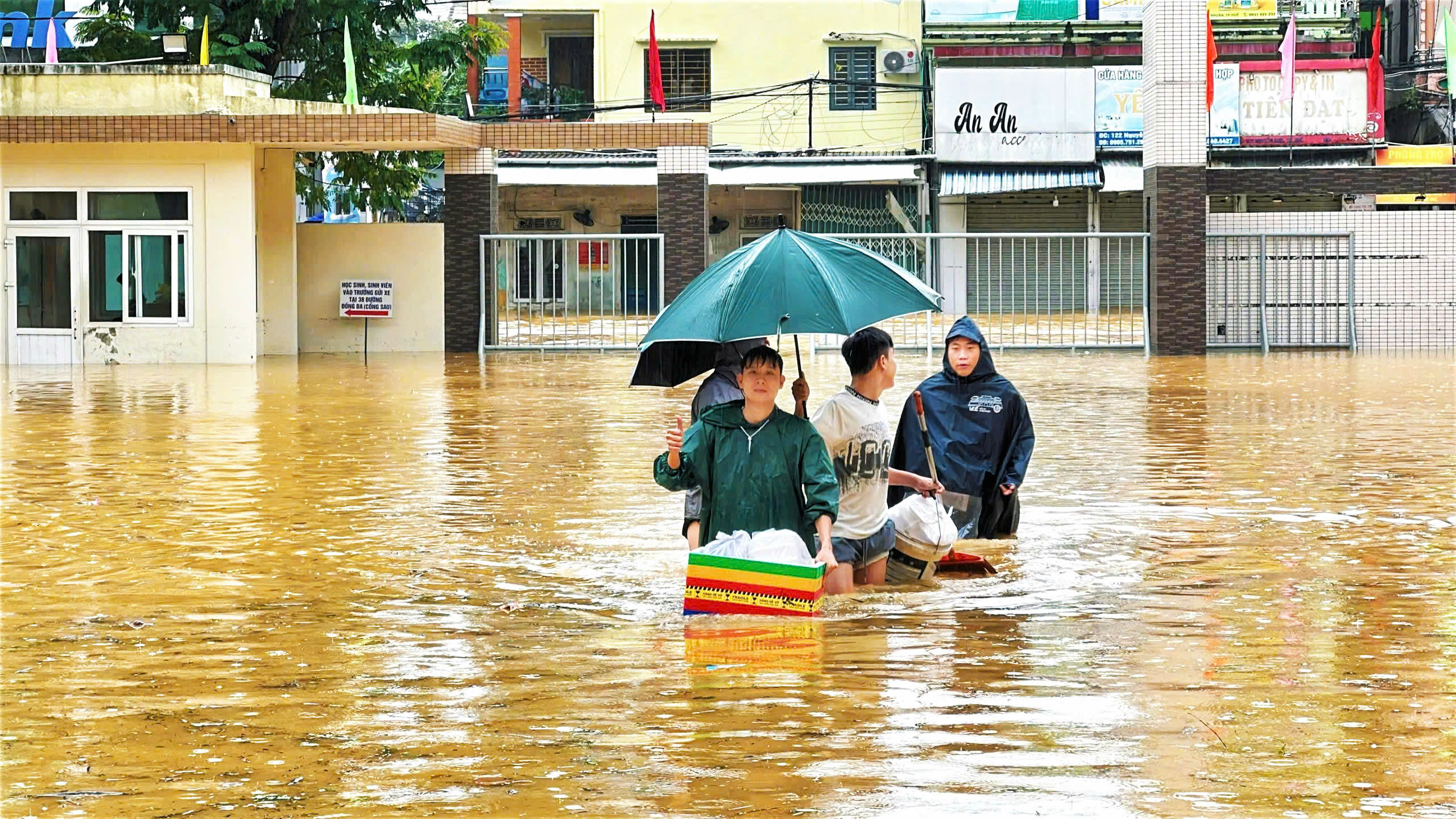 Thầy cô lội nước nấu cơm cho sinh viên giữa tâm lũ Huế - Ảnh 1.