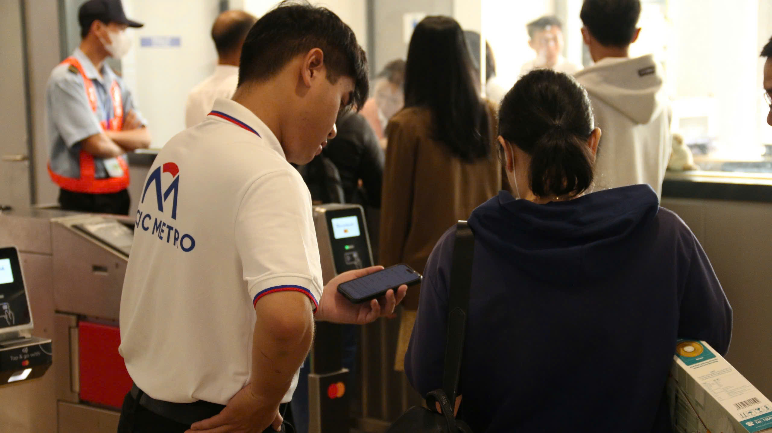 Thêm 5 nhà ga tuyến metro số 1 ngừng bán vé giấy, hành khách nên thanh toán điện tử  - Ảnh 1.