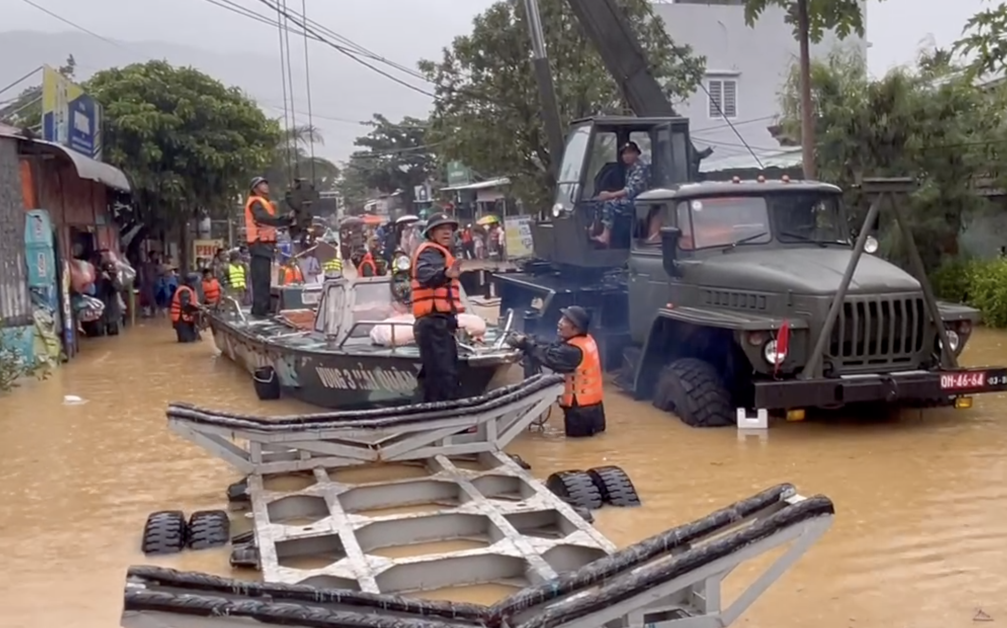 Xe lội nước, xuồng đặc chủng Vùng 3 hải quân xuống rốn lũ cứu dân vùng cô lập - Ảnh 1.