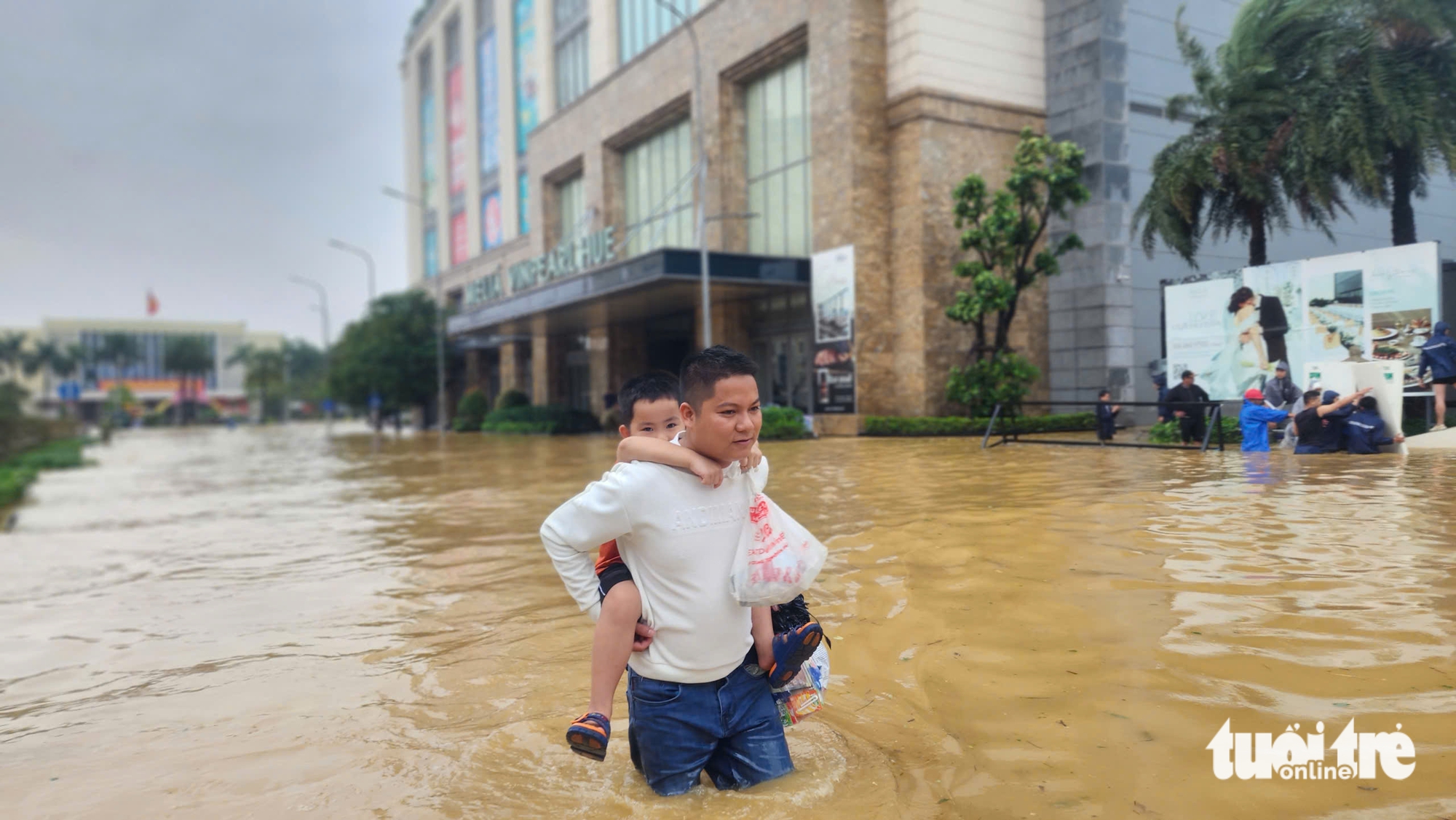 Vietnam's Hue residents struggle through floodwaters as city remains submerged - Ảnh 1.