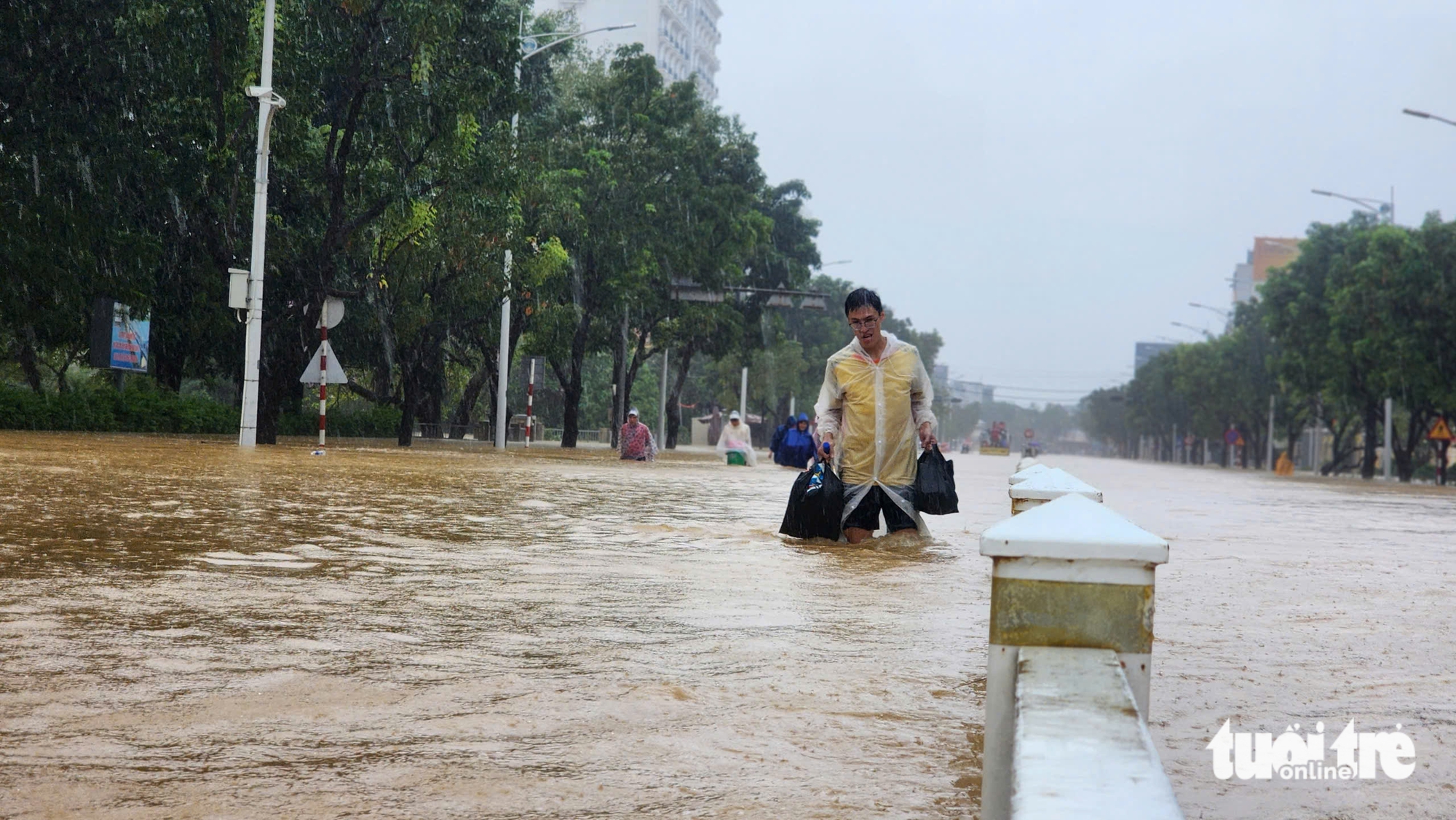 Vietnam's Hue residents struggle through floodwaters as city remains submerged - Ảnh 2.