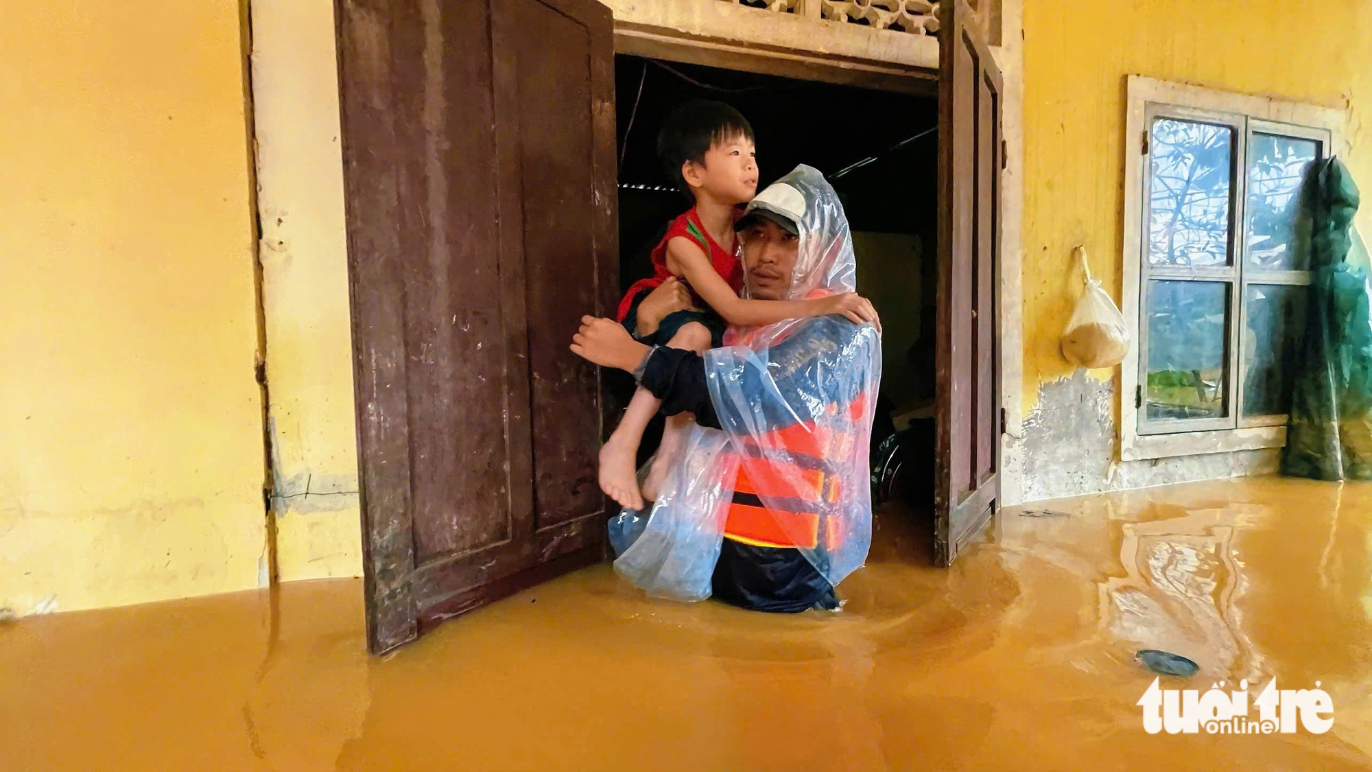 Vietnam's Hue residents struggle through floodwaters as city remains submerged - Ảnh 5.
