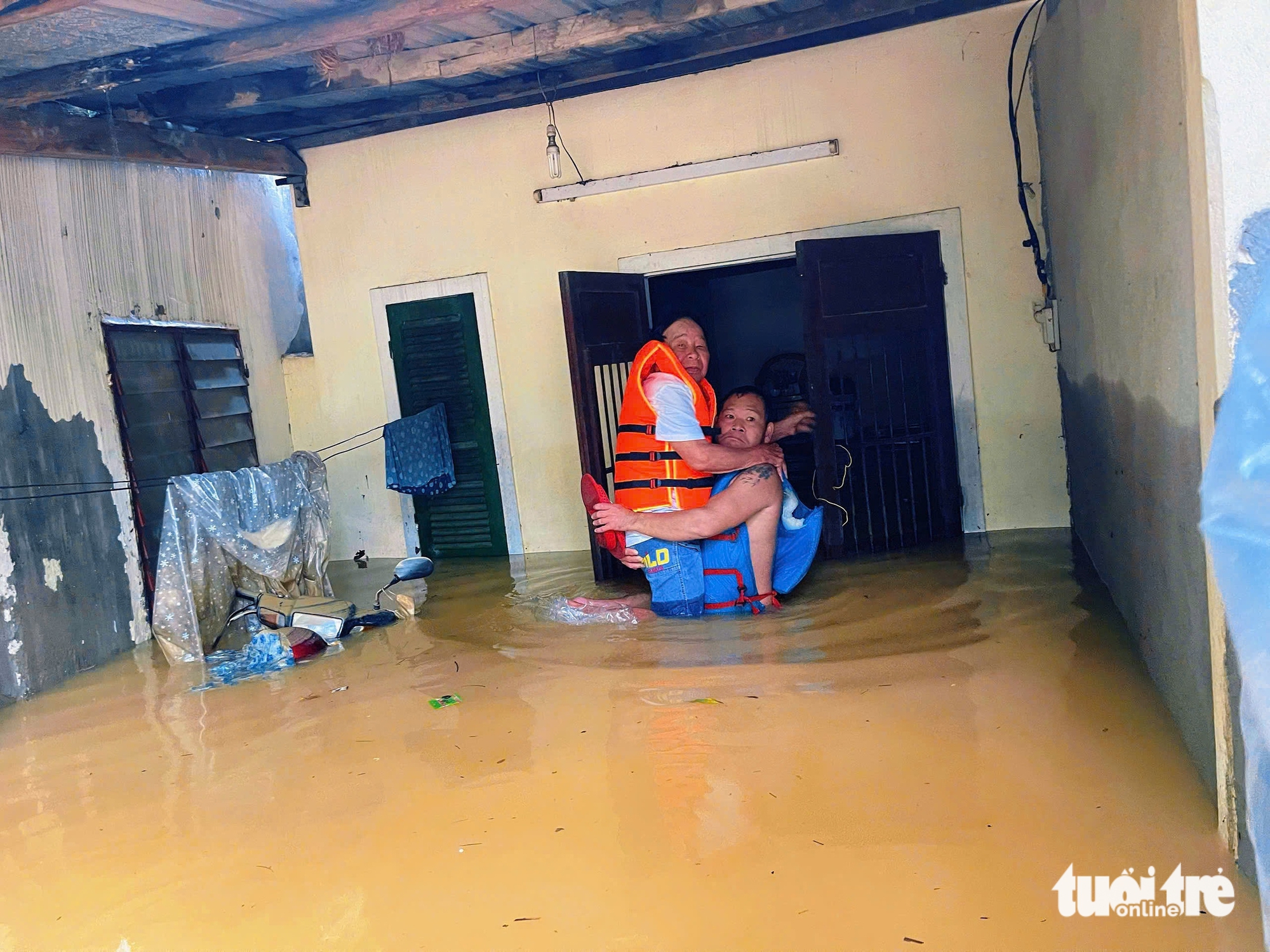 Vietnam's Hue residents struggle through floodwaters as city remains submerged - Ảnh 6.