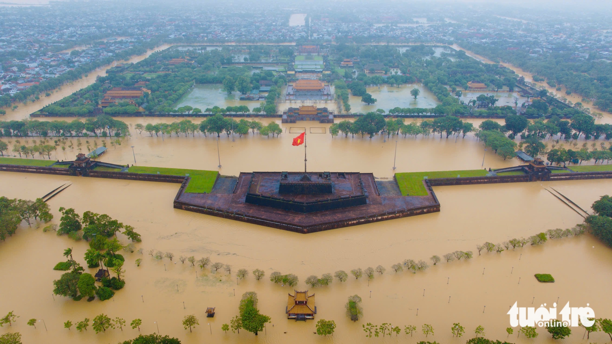 Vietnam's Hue residents struggle through floodwaters as city remains submerged - Ảnh 7.