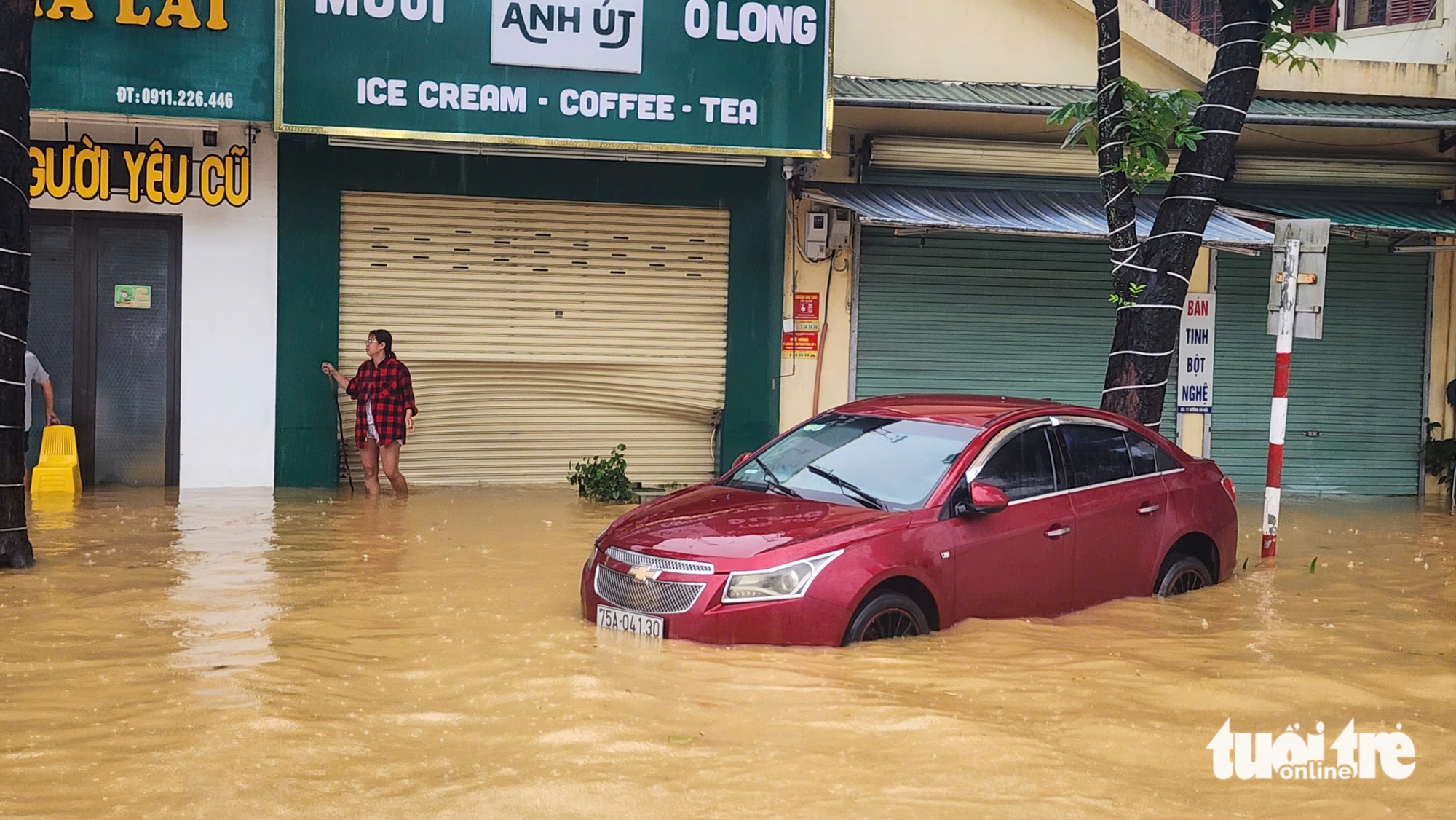 Vietnam's Hue residents struggle through floodwaters as city remains submerged - Ảnh 8.