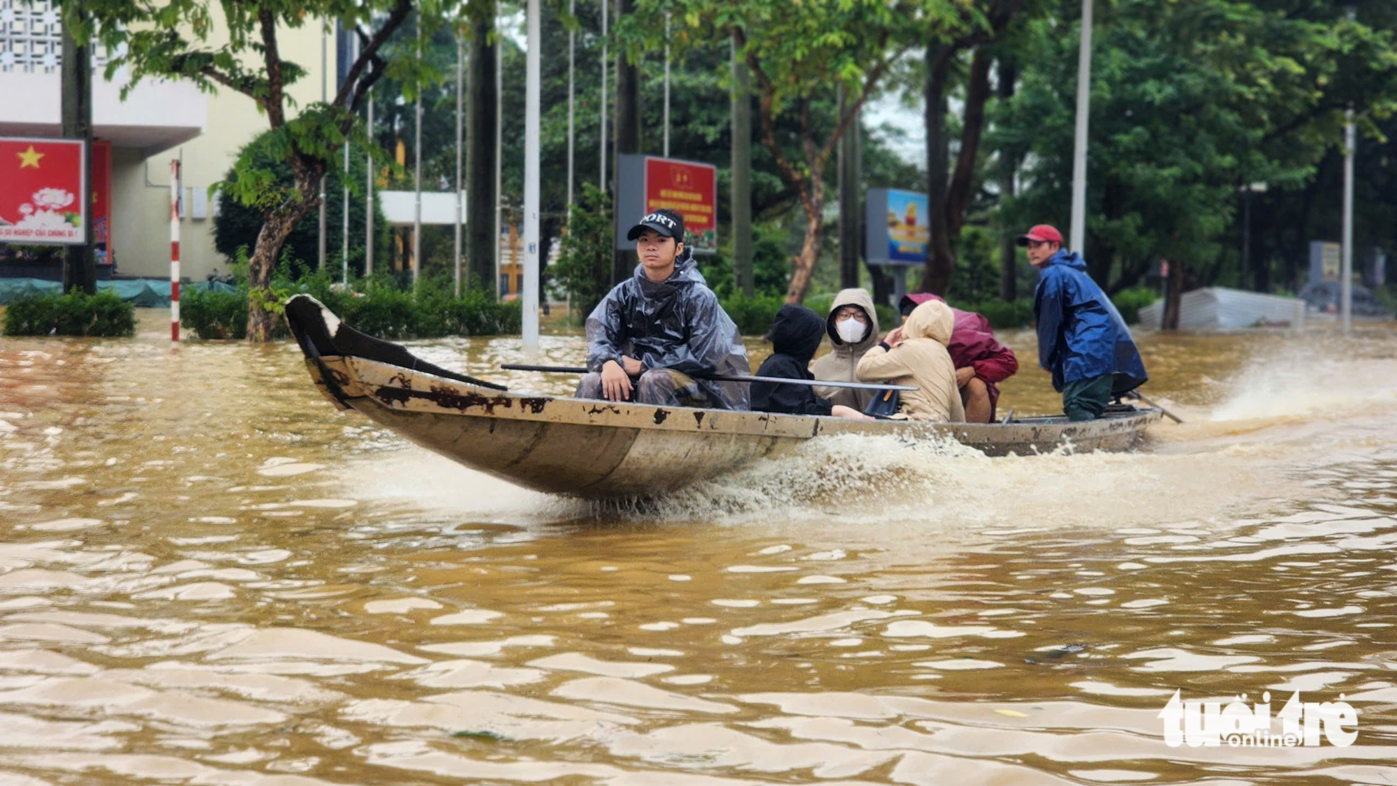 Vietnam's Hue residents struggle through floodwaters as city remains submerged - Ảnh 9.