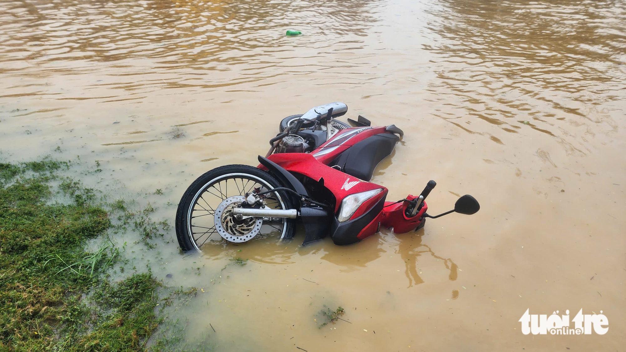 Vietnam's Hue residents struggle through floodwaters as city remains submerged - Ảnh 10.