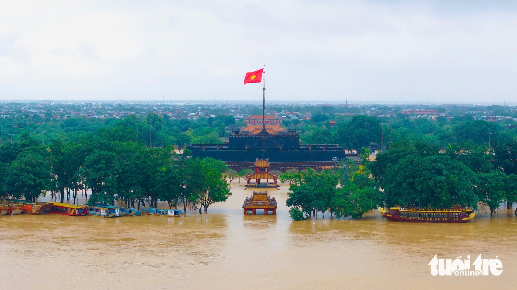 Vietnam's Hue residents struggle through floodwaters as city remains submerged - Ảnh 11.