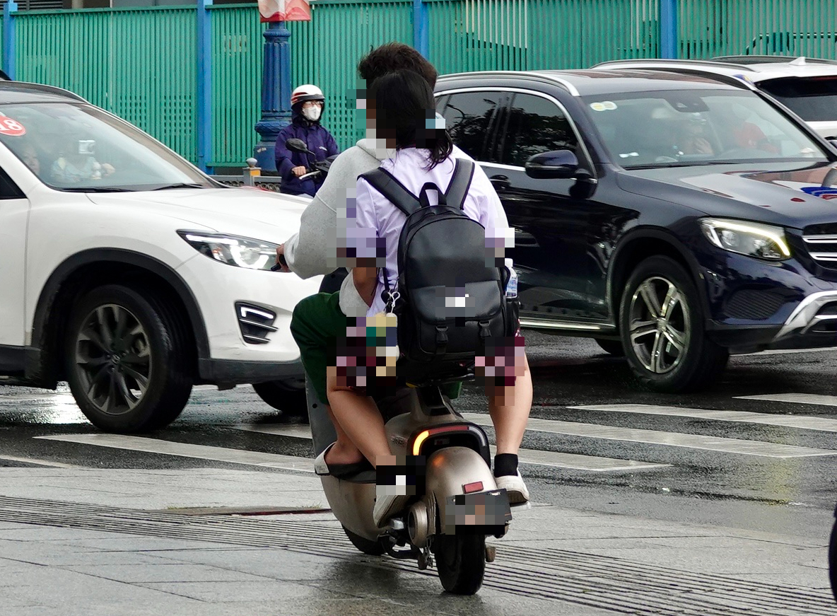 Lo học sinh đi xe đạp điện không đội nón bảo hiểm, lại còn nhấn hết ga - Ảnh 1.