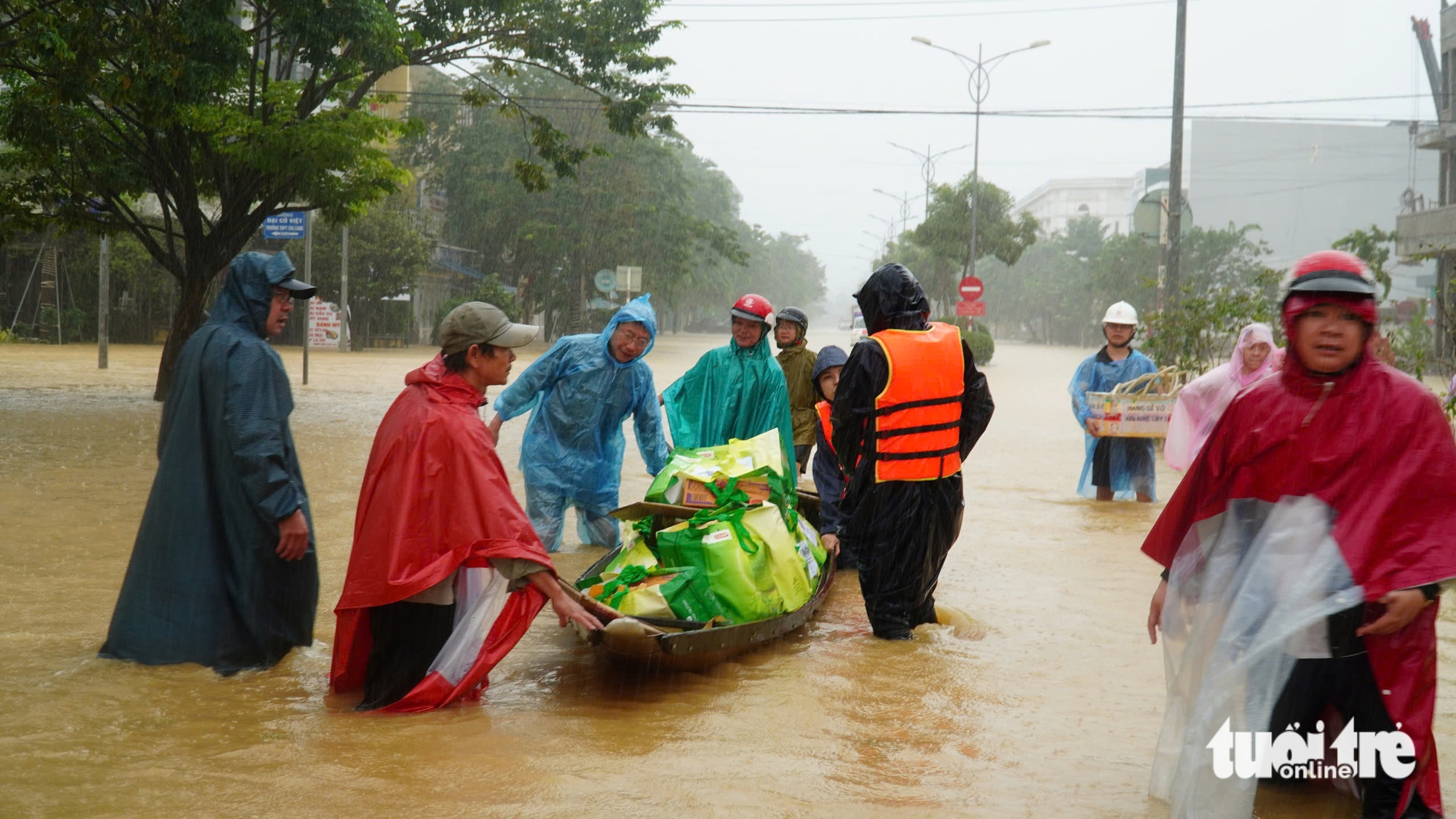 Hàng trăm suất quà cứu trợ của báo Tuổi Trẻ băng nước lũ đến với bà con vùng ngập sâu - Ảnh 1.