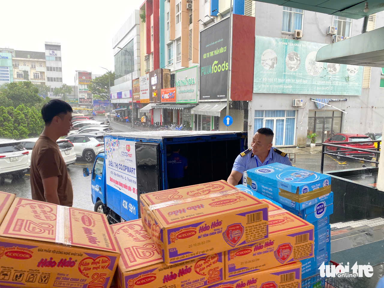 Hàng trăm suất quà cứu trợ của báo Tuổi Trẻ băng nước lũ đến với bà con vùng ngập sâu - Ảnh 11.