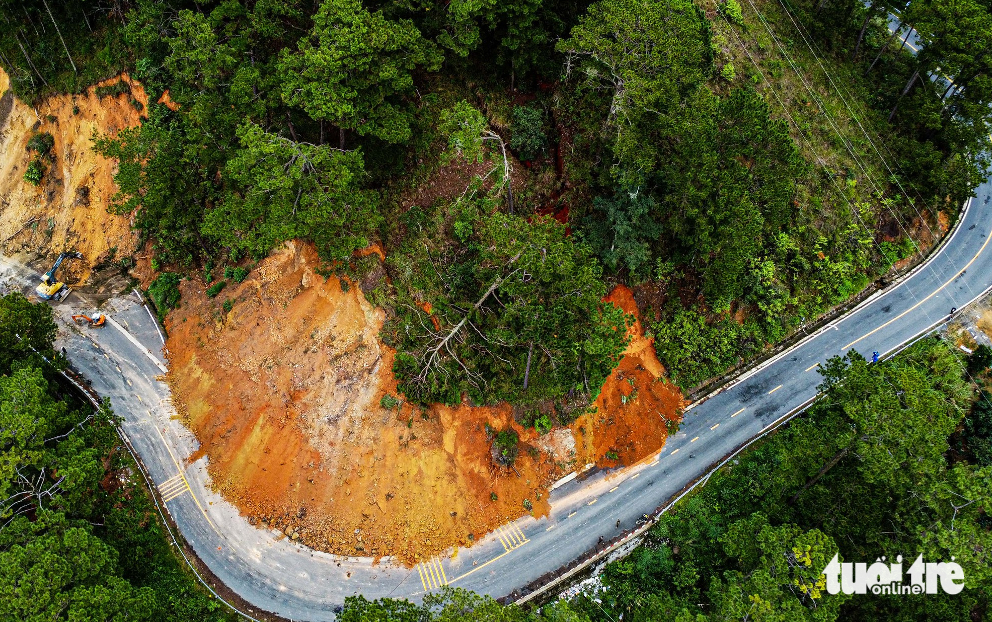 Đá lăn, đất lở, đường nứt, quả đồi nứt toác trên đèo D’Ran dẫn vào Đà Lạt - Ảnh 1.