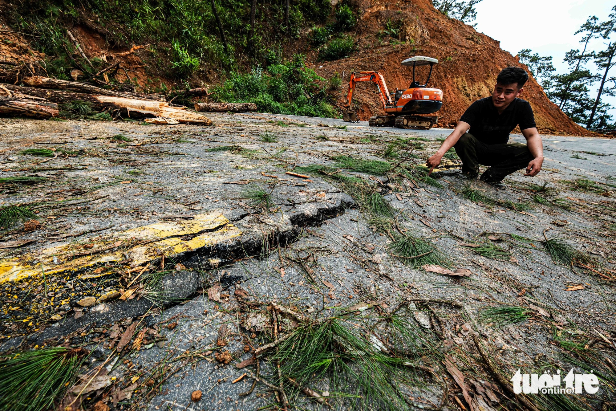 Đá lăn, đất lở, đường nứt, quả đồi nứt toác trên đèo D’Ran dẫn vào Đà Lạt - Ảnh 3.