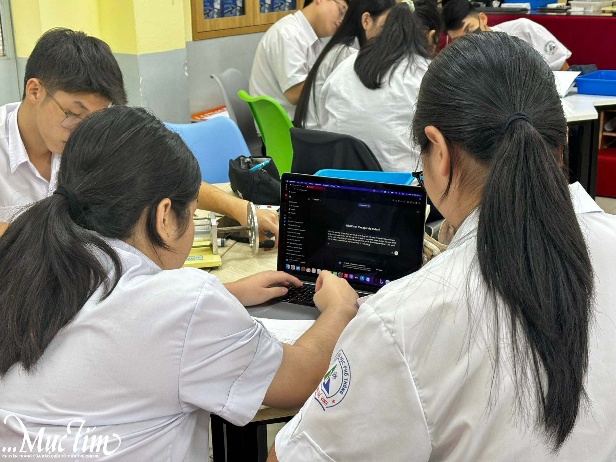 'Trợ thủ AI' vào tiết vật lý của teen Trường THPT Lương Thế Vinh- Ảnh 2. 'Trợ thủ AI' vào tiết vật lý của teen Trường THPT Lương Thế Vinh- Ảnh 2.
