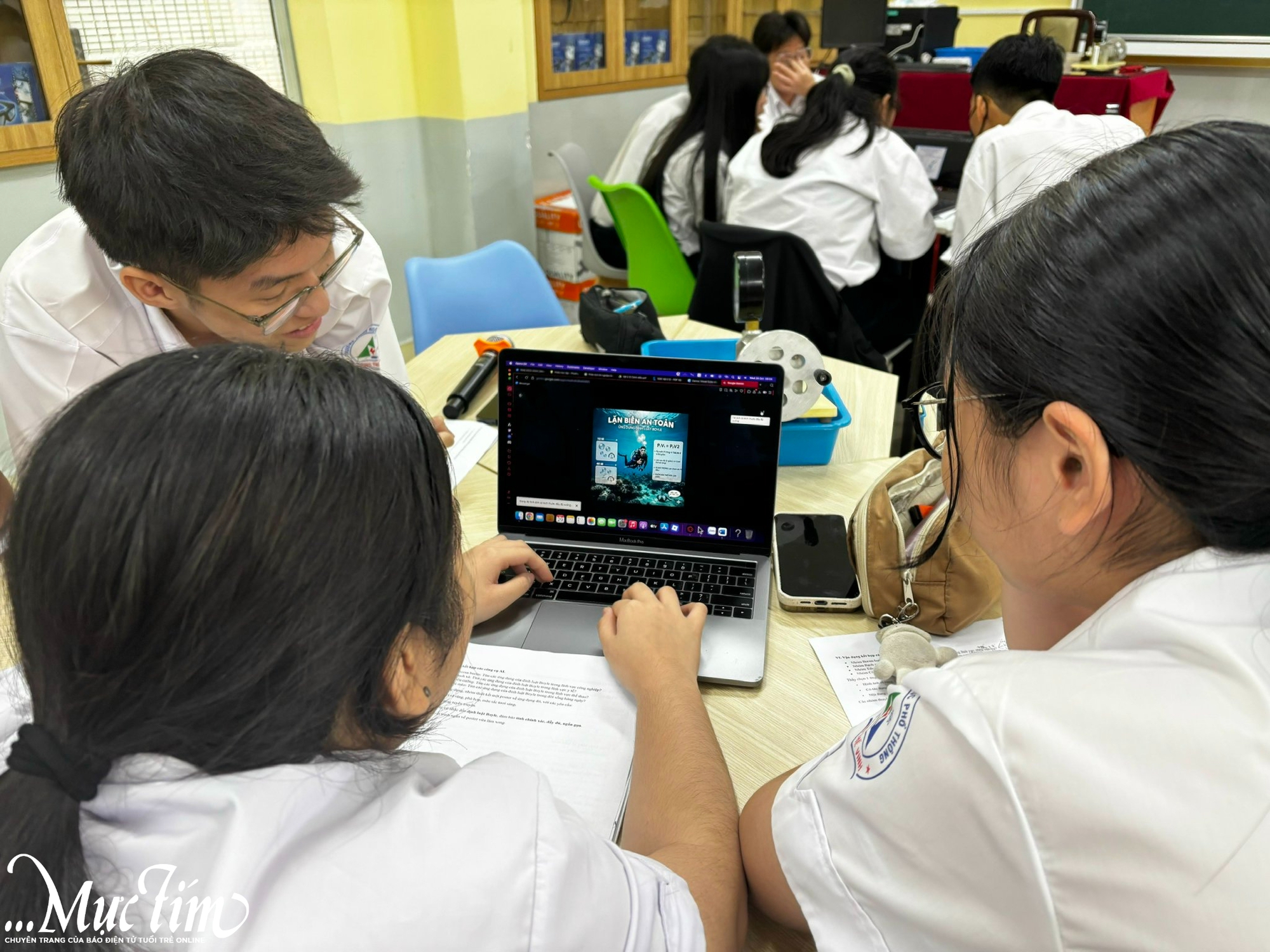 'Trợ thủ AI' vào tiết vật lý của teen Trường THPT Lương Thế Vinh- Ảnh 3. 'Trợ thủ AI' vào tiết vật lý của teen Trường THPT Lương Thế Vinh- Ảnh 3.