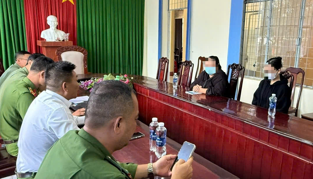 Công an Đắk Lắk xử lý hai phụ nữ loan tin đồn bắt cóc- Ảnh 1. Công an Đắk Lắk xử lý hai phụ nữ loan tin đồn bắt cóc- Ảnh 1.