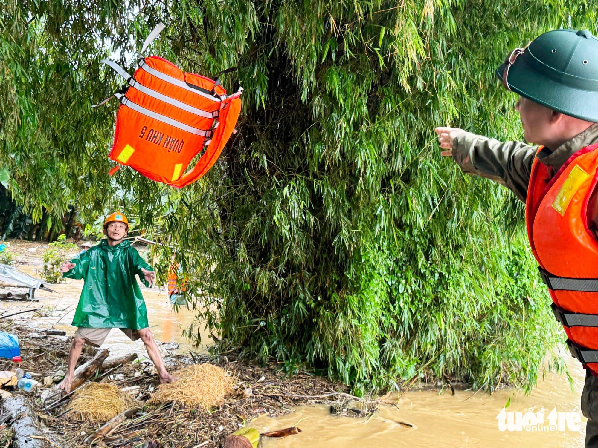 Theo ca nô vào 'rốn lũ' tiếp tế, giúp dân: Đây là lúc dân cần mình nhất! - Ảnh 8.