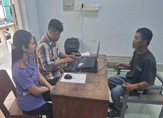 Mời người phụ nữ mua vé số để cướp tiền rồi đâm 2 người trọng thương - Ảnh 1.