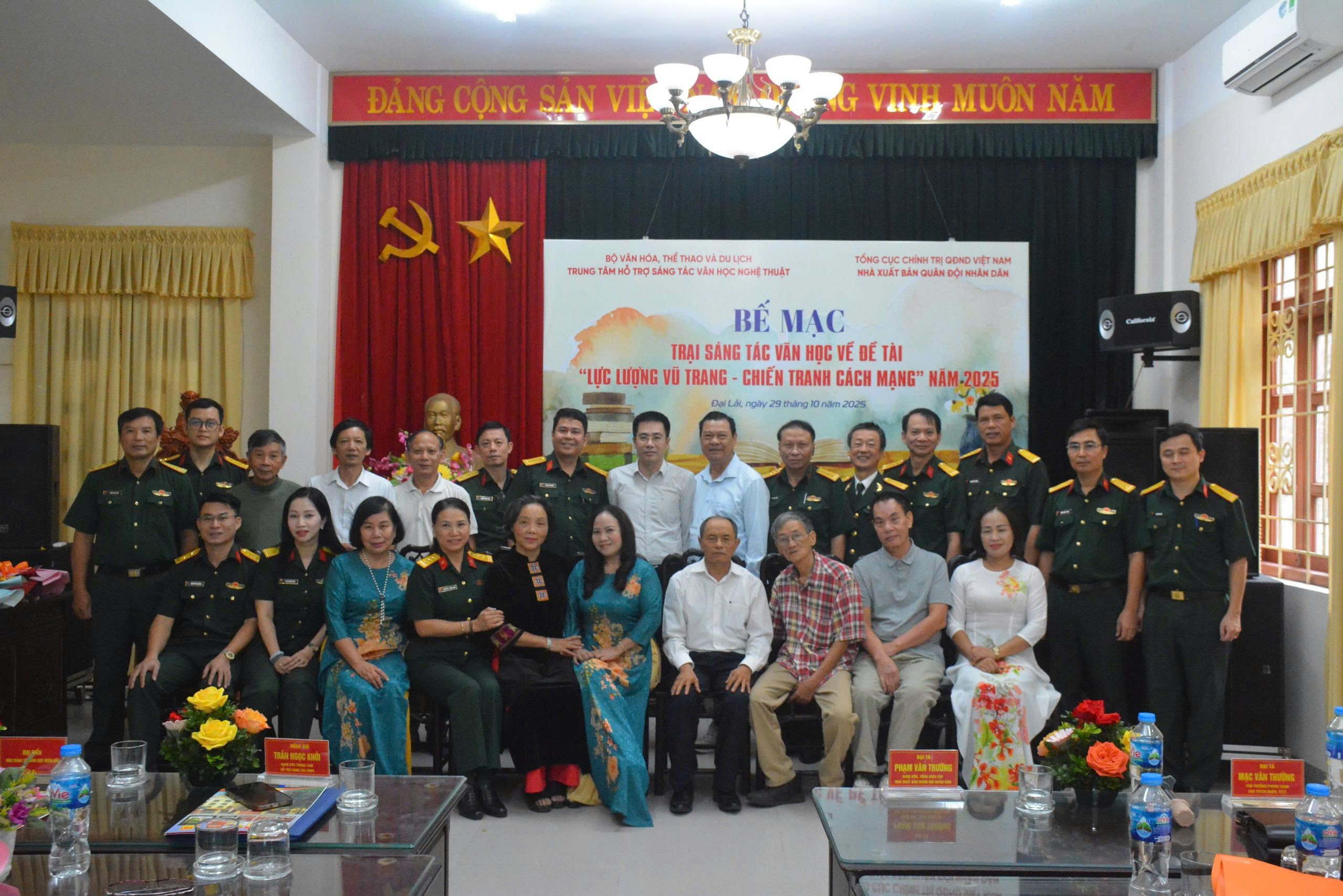 Nhà văn Chu Lai nhận 1,3 tỉ đồng nhuận bút tiểu thuyết ‘Mưa đỏ’ - Ảnh 3. Văn chương - Ảnh 3.