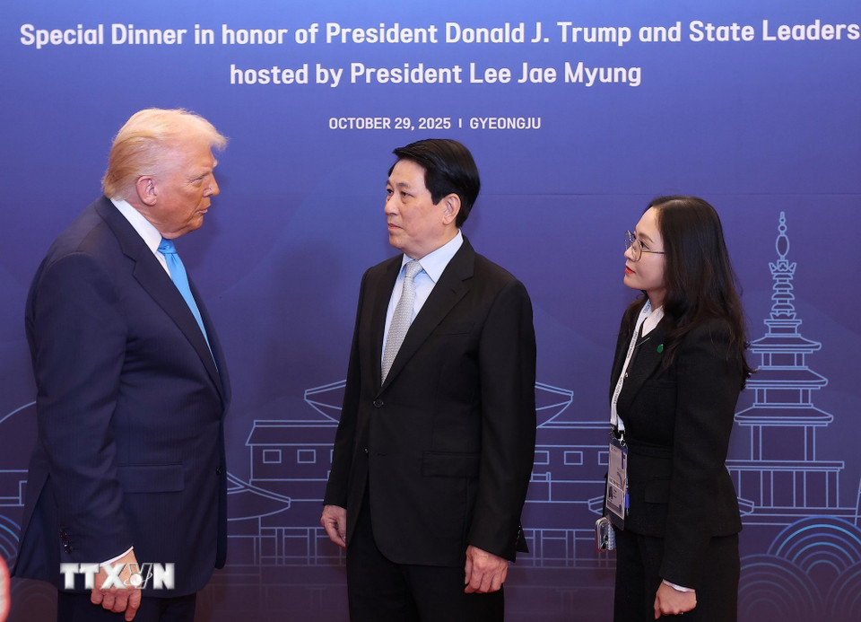 Chủ tịch nước Lương Cường gặp ông Trump, đề nghị sớm hoàn tất đàm phán Hiệp định thương mại đối ứng - Ảnh 1.