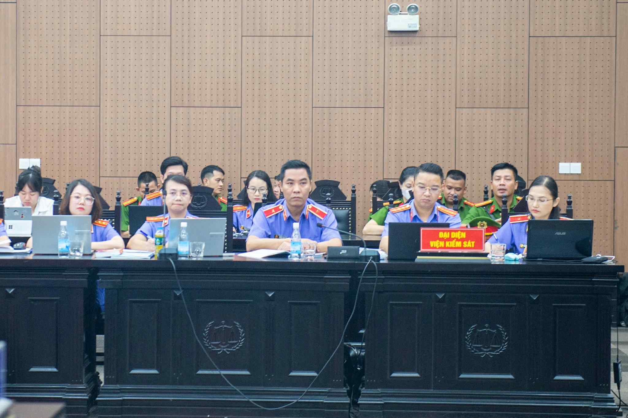 Hình ảnh ca sĩ Vũ Hà, cựu bí thư Thành ủy TP Hòa Bình cũ cùng hơn 130 người hầu tòa vụ đánh bạc - Ảnh 9.