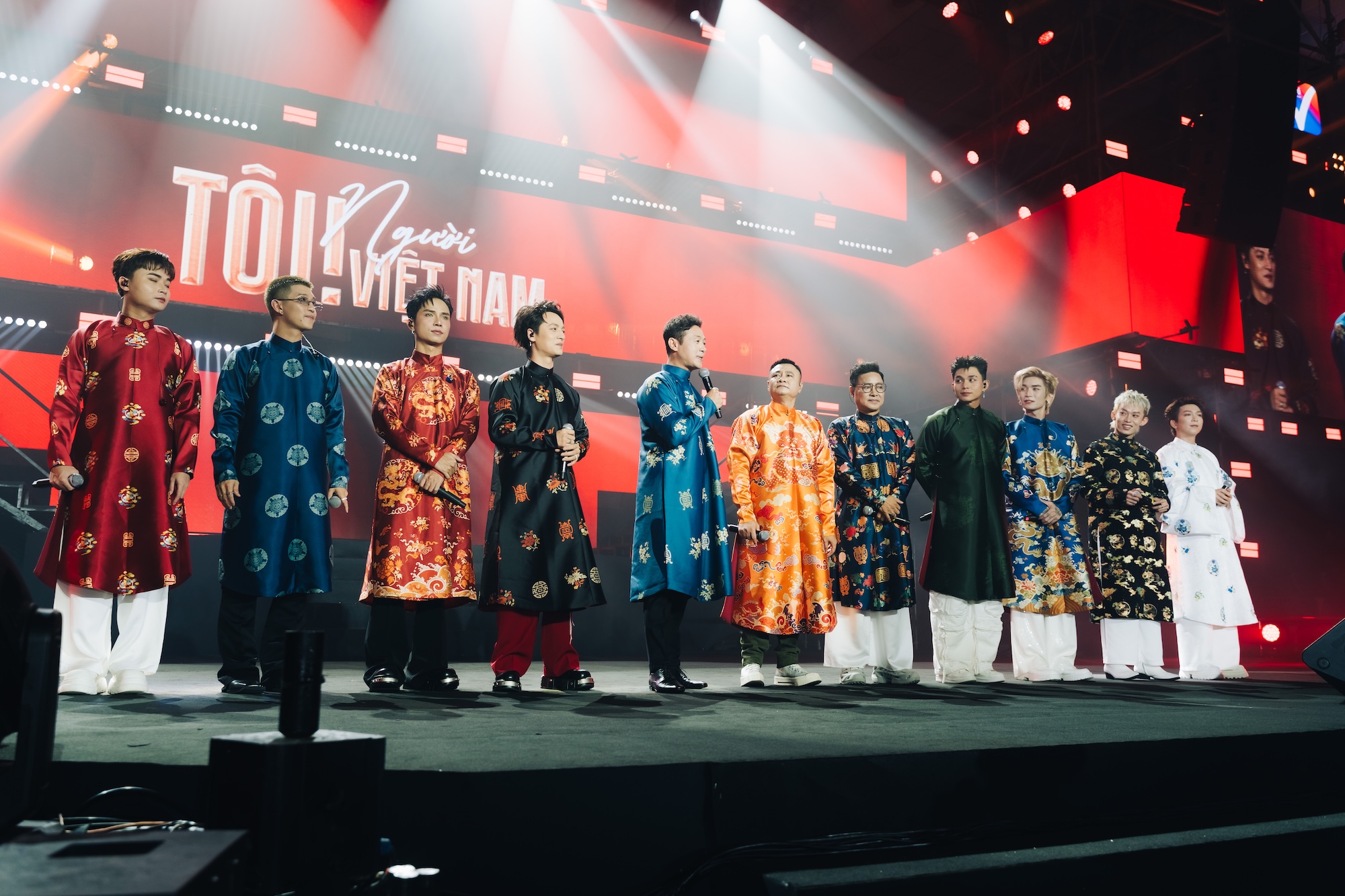 Tự Long và 24 nghệ sĩ Việt quyên tiền ủng hộ đồng bào vùng bão lũ - Ảnh 1. bão lũ - Ảnh 1.