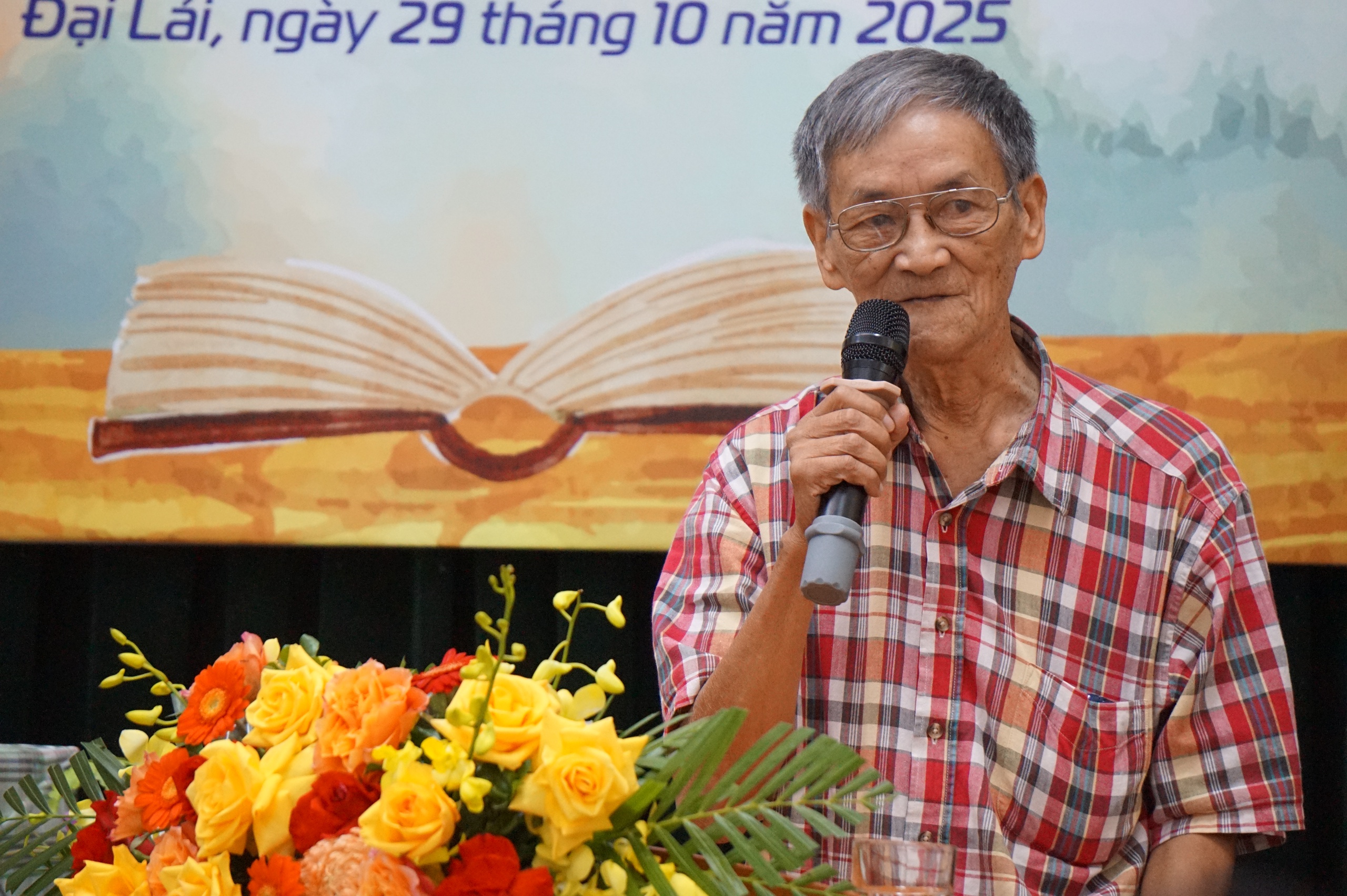 Văn chương còn nợ những người lính đã ngã xuống - Ảnh 1. Văn chương còn nợ những người lính đã ngã xuống - Ảnh 1.