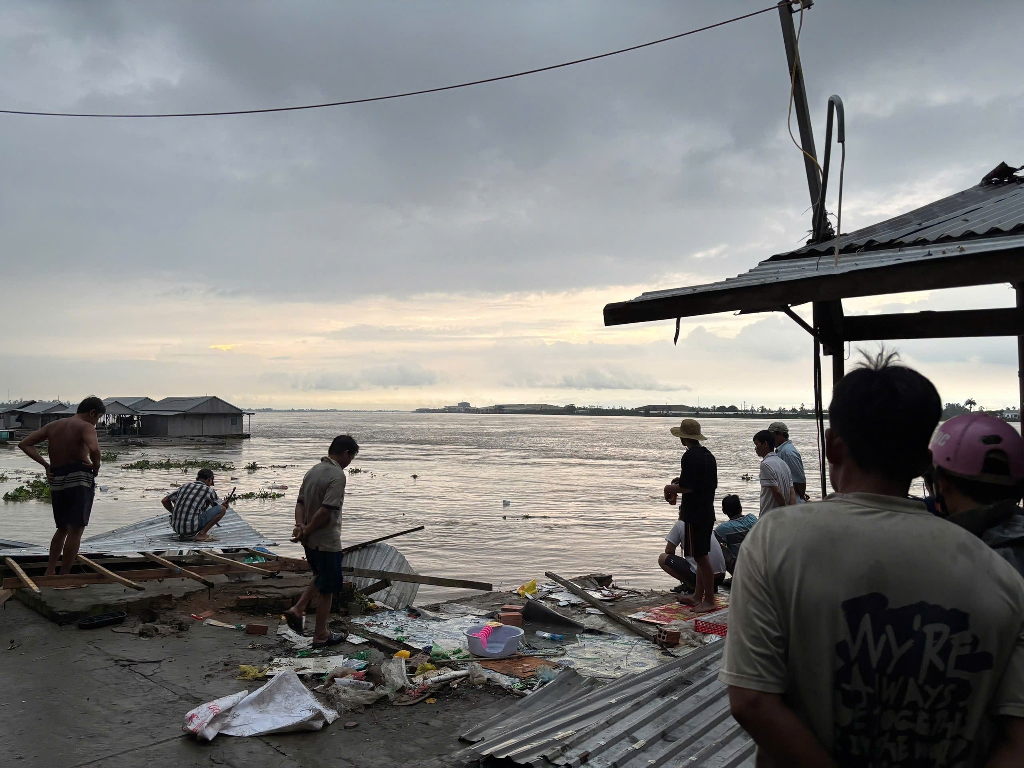 Cồn Mỹ Hòa Hưng sạt lở nghiêm trọng, 9 nhà dân bị ảnh hưởng  - Ảnh 1.