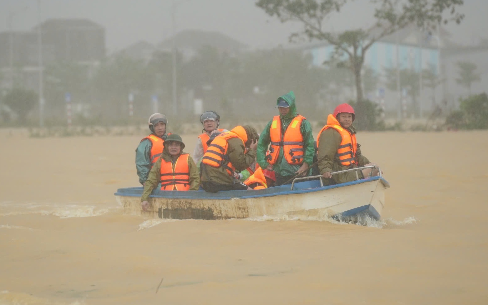 Tìm thấy người phụ nữ bị nước cuốn tử vong - Ảnh 2.