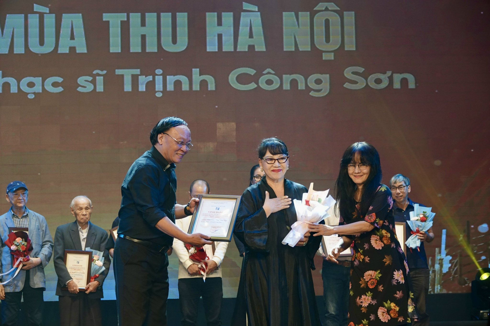 'Nhớ mùa thu Hà Nội' của Trịnh Công Sơn là một trong 50 ca khúc tiêu biểu 50 năm qua - Ảnh 1. 'Nhớ mùa thu Hà Nội' của Trịnh Công Sơn là một trong 50 ca khúc tiêu biểu 50 năm qua - Ảnh 1.