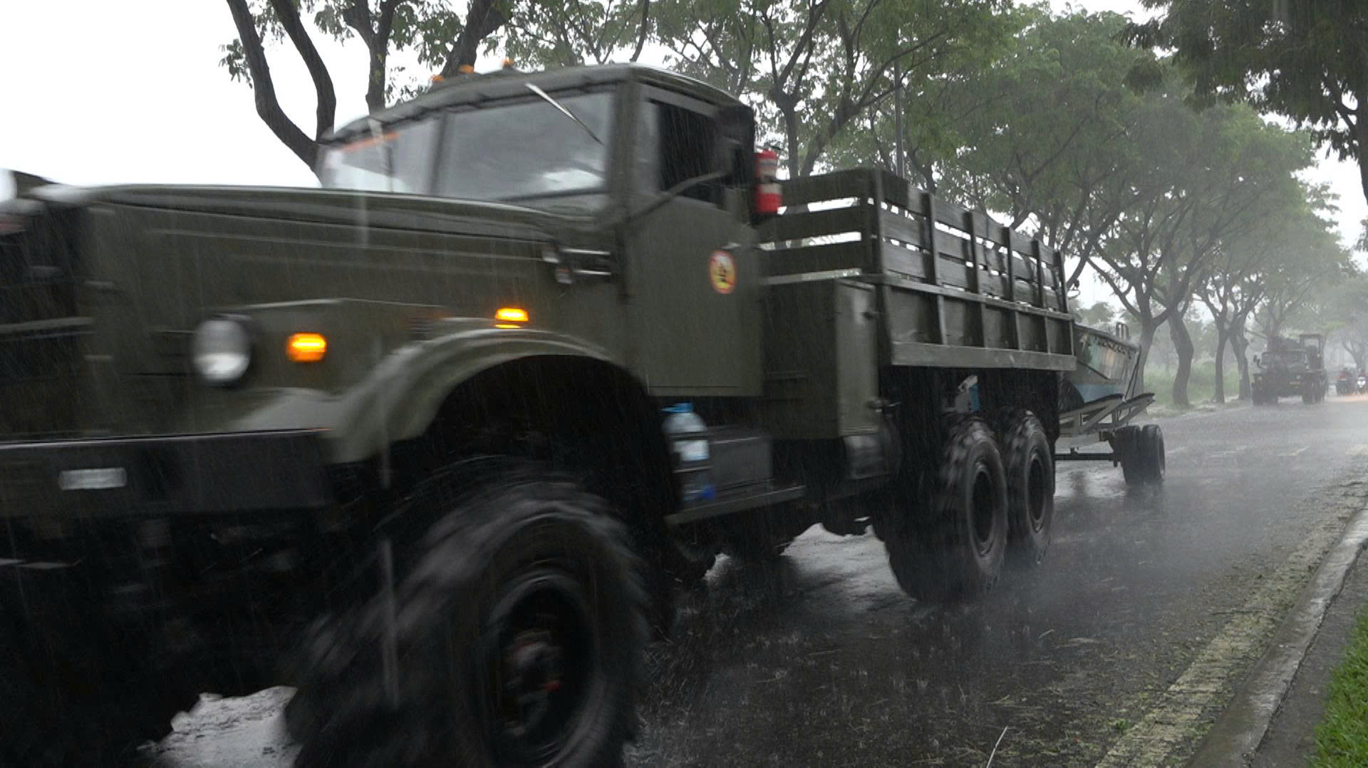 Xe lội nước, xuồng đặc chủng Vùng 3 hải quân xuống rốn lũ cứu dân vùng cô lập - Ảnh 4.