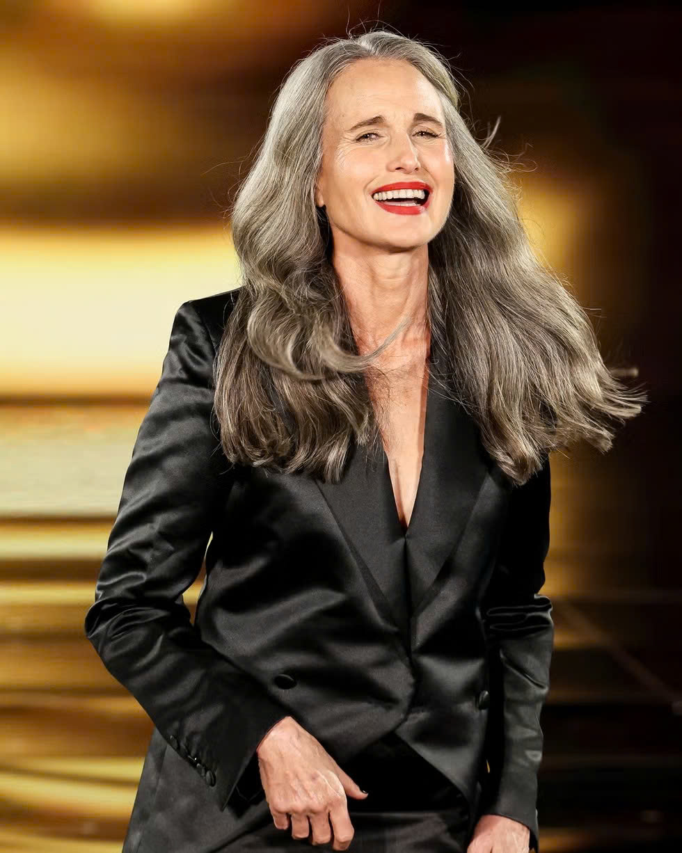 Mái tóc bạc của Jane Fonda và Helen Mirren thành xu hướng tại Paris Fashion Week - Ảnh 4.