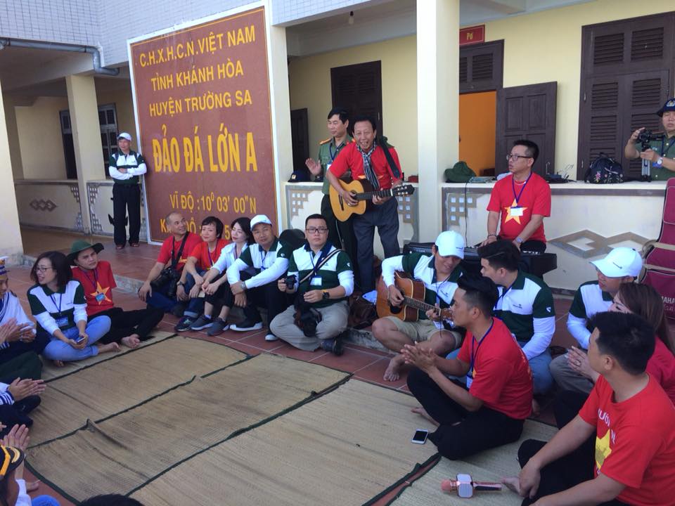 Con trai nhạc sĩ Thế Hiển đăng cả ngàn ảnh tiễn biệt ba - Ảnh 8.